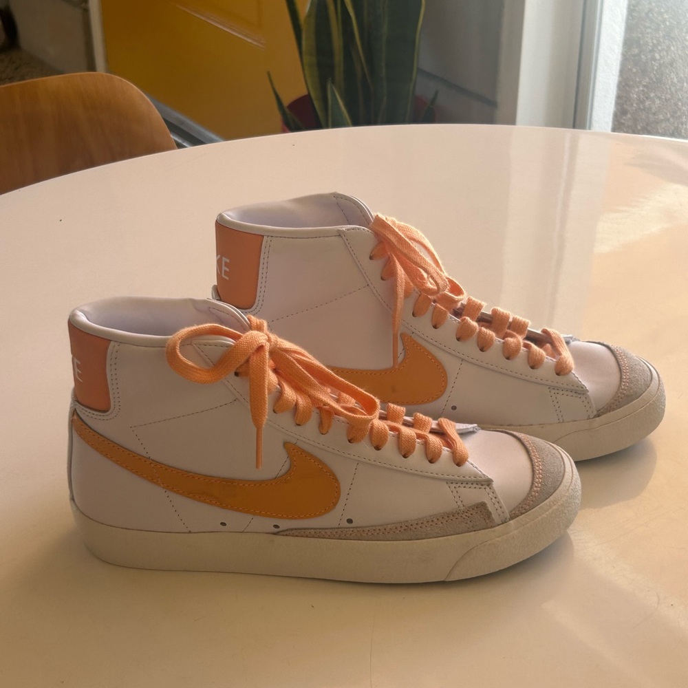 NIKE Womens Blazer Mid '77 'White Peach' Size 8 - NEW
